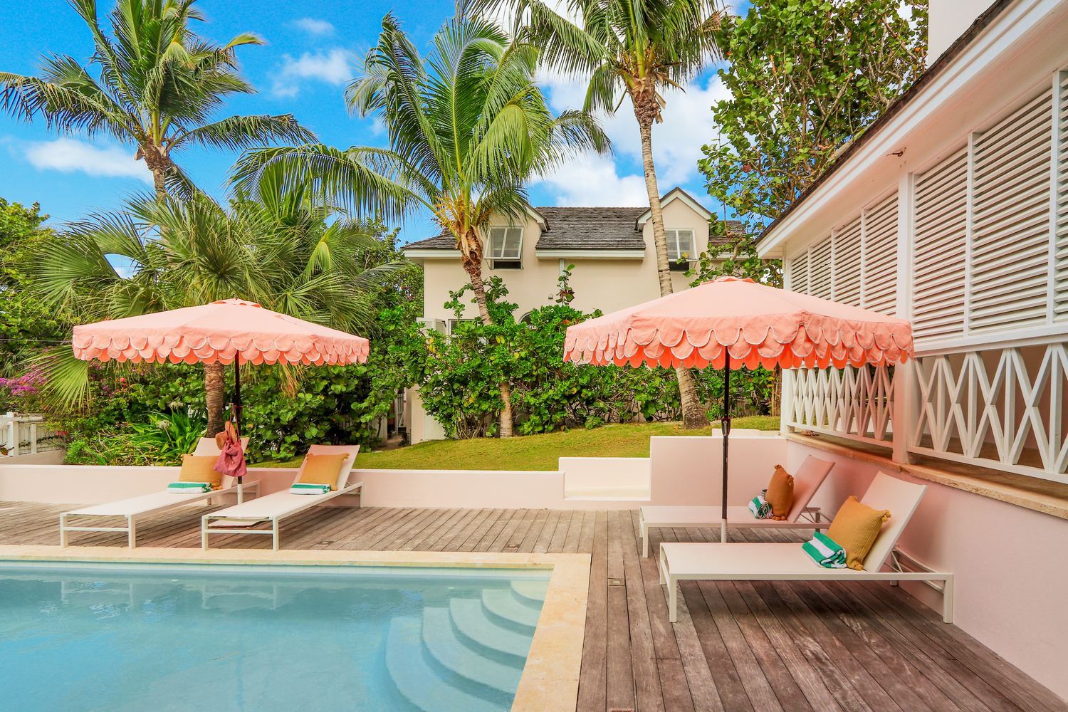 Pool & deck with cabana dining — Sea Siren, Harbour Island